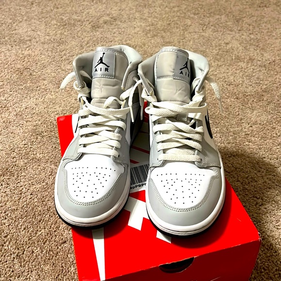 💥Jordan 1️⃣ Mid🔥 - Picture 1 of 3